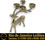 POTTERY BARN - CANDELABRO EXECUTADO EM METAL CROMADO NIQUELADO, CORPO ESCULTÓRICO ESTILIZADO EM FORMATO DE CERVO COM QUATRO BRAÇOS, ONDE OS CHIFRES SE PROLONGAM DE MANEIRA ARTÍSTICA PARA SUSTENTAR QUATRO BOCAIS CILÍNDRICOS DESTINADOS À ACOMODAÇÃO DE VELAS, MEDINDO 27 X 21 X 14 CM. APRESENTA MARCAS DO TEMPO, USO, SUTIS DESGASTES E IMPERFEIÇÕES SUPERFICIAIS COMPATÍVEIS COM SUA UTILIZAÇÃO E ESTADO DE CONSERVAÇÃO, CONFORME FOTOS EXTRAS. ESCLAREÇA TODAS AS DÚVIDAS ANTES DE EFETUAR SEU LANCE, QUE SERÁ CONSIDERADO IRREVOGÁVEL E IRRETRATÁVEL. CONSULTE PREVIAMENTE OS TERMOS E CONDIÇÕES DISPONÍVEIS NO SITE. CONTATO (21) 98264-3000.