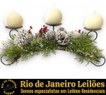 CENTRO DE MESA COM CASTIÇAL EXECUTADO EM METAL, APRESENTA ESTRUTURA EM ARCO COM TRÊS SUPORTES PARA VELAS, DECORADA INTEGRALMENTE COM RAMOS DE PINHEIRO, PINHAS COM EFEITO NEVADO E DETALHES DE FRUTOS SILVESTRES, MEDINDO 27 X 67 X 10 CM. ACOMPANHADA DE TRÊS VELAS EM FORMATO ESFÉRICO, MEDINDO 9 CM. APRESENTA MARCAS DO TEMPO, USO E PEQUENAS IMPERFEIÇÕES SUPERFICIAIS COMPATÍVEIS COM SUA UTILIZAÇÃO E ESTADO DE CONSERVAÇÃO, CONFORME FOTOS EXTRAS. ESCLAREÇA TODAS AS DÚVIDAS ANTES DE EFETUAR SEU LANCE, QUE SERÁ CONSIDERADO IRREVOGÁVEL E IRRETRATÁVEL. CONSULTE PREVIAMENTE OS TERMOS E CONDIÇÕES DISPONÍVEIS NO SITE. CONTATO (21) 98264-3000.