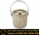 GELEIRA EXECUTADA EM AÇO INOXIDÁVEL COM ACABAMENTO MARTELADO NA PARTE EXTERNA, APRESENTA PAREDE DUPLA ISOLANTE, ALÇA ARTICULADA PARA TRANSPORTE, ACOMPANHADA DE TAMPA REMOVÍVEL COM PEGADOR CENTRAL CIRCULAR, MEDINDO 26 X 15 X 15 CM. APRESENTA MARCAS DO TEMPO, USO E PEQUENAS IMPERFEIÇÕES SUPERFICIAIS COMPATÍVEIS COM SUA UTILIZAÇÃO E ESTADO DE CONSERVAÇÃO, CONFORME FOTOS EXTRAS. ESCLAREÇA TODAS AS DÚVIDAS ANTES DE EFETUAR SEU LANCE, QUE SERÁ CONSIDERADO IRREVOGÁVEL E IRRETRATÁVEL. CONSULTE PREVIAMENTE OS TERMOS E CONDIÇÕES DISPONÍVEIS NO SITE. CONTATO (21) 98264-3000.