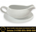 HOME STYLE — MOLHEIRA EXECUTADA EM CERÂMICA ESMALTADA E VITRIFICADA, APRESENTA CORPO OVALADO COM BICO RETO COM PONTA CURVA, DITA BICO DE PATO, ALÇA LATERAL ANATÔMICA, MEDINDO 8 X 22 X 10 CM, ACOMPANHADA DE SEU RESPECTIVO PRESENTOIR, MEDINDO 14 X 22 CM. APRESENTAM MARCAS DO TEMPO, USO E PEQUENAS IMPERFEIÇÕES SUPERFICIAIS COMPATÍVEIS COM SUA UTILIZAÇÃO E ESTADO DE CONSERVAÇÃO, CONFORME FOTOS EXTRAS. ESCLAREÇA TODAS AS DÚVIDAS ANTES DE EFETUAR SEU LANCE, QUE SERÁ CONSIDERADO IRREVOGÁVEL E IRRETRATÁVEL. CONSULTE PREVIAMENTE OS TERMOS E CONDIÇÕES DISPONÍVEIS NO SITE. CONTATO (21) 98264-3000.