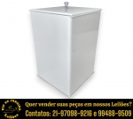 LIXEIRA EXECUTADA EM ACRÍLICO, APRESENTA DESIGN PRISMÁTICO, BASE TRANSPARENTE, ACOMPANHADA DE TAMPA REMOVÍVEL COM PUXADOR CENTRAL EM METAL CROMADO, MEDINDO 29 X 17 X 17 CM. APRESENTA MARCAS DO TEMPO, USO E PEQUENAS IMPERFEIÇÕES SUPERFICIAIS COMPATÍVEIS COM SUA UTILIZAÇÃO E ESTADO DE CONSERVAÇÃO, CONFORME FOTOS EXTRAS. ESCLAREÇA TODAS AS DÚVIDAS ANTES DE EFETUAR SEU LANCE, QUE SERÁ CONSIDERADO IRREVOGÁVEL E IRRETRATÁVEL. CONSULTE PREVIAMENTE OS TERMOS E CONDIÇÕES DISPONÍVEIS NO SITE. CONTATO (21) 98264-3000.