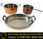 MIMO STYLE — CONJUNTO DE PANELAS, INTERIOR EM AÇO INOXIDÁVEL, REVESTIMENTO EXTERNO ACOBREADO COMPOSTO POR TRÊS PEÇAS, SENDO: FRIGIDEIRA COM DUAS ALÇAS, MEDINDO 5 X 21 X 14 CM; CAÇAROLA COM DUAS ALÇAS, MEDINDO 8 X 18 X 12 CM E PANELA COM CABO LONGO, MEDINDO APROXIMADAMENTE 6 X 18 X 8 CM. APRESENTAM MARCAS DO TEMPO, USO, SINAIS DE DESGASTE SUPERFICIAL E PEQUENAS IMPERFEIÇÕES COMPATÍVEIS COM SUA UTILIZAÇÃO E ESTADO DE CONSERVAÇÃO, CONFORME FOTOS EXTRAS. ESCLAREÇA TODAS AS DÚVIDAS ANTES DE EFETUAR SEU LANCE, QUE SERÁ CONSIDERADO IRREVOGÁVEL E IRRETRATÁVEL. CONSULTE PREVIAMENTE OS TERMOS E CONDIÇÕES DISPONÍVEIS NO SITE. CONTATO (21) 98264-3000.