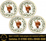 GERMER - CONJUNTO, PARTE DE SERVIÇO DE JANTAR, EXECUTADO EM PORCELANA ESMALTADA E VITRIFICADA COM DECORAÇÃO CENTRAL, REPRESENTANDO PAPAI NOEL COM SACO DE PRESENTES E SININHO, ENVOLVIDA POR GUIRLANDA PERIFÉRICA DE FOLHAS E FRUTOS DE AZEVINHO, BORDA SUPERIOR FILETADA COMPOSTO POR QUATRO PRATOS DE SOBREMESAS, MEDINDO 21 CM CADA. APRESENTAM MARCAS DO TEMPO, USO E PEQUENAS IMPERFEIÇÕES SUPERFICIAIS COMPATÍVEIS COM SUA UTILIZAÇÃO E ESTADO DE CONSERVAÇÃO, CONFORME FOTOS EXTRAS. ESCLAREÇA TODAS AS DÚVIDAS ANTES DE EFETUAR SEU LANCE, QUE SERÁ CONSIDERADO IRREVOGÁVEL E IRRETRATÁVEL. CONSULTE PREVIAMENTE OS TERMOS E CONDIÇÕES DISPONÍVEIS NO SITE. CONTATO (21) 98264-3000.