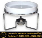 RÉCHAUD PARA QUEIJO BRIE EXECUTADO EM PORCELANA ESMALTADA E VITRIFICADA, ACOMODADO SOBRE SUPORTE TRIPÉ EM METAL CROMADO COM COMPARTIMENTO CENTRAL INFERIOR PARA VELAS, 16 X 12 X 12 CM. APRESENTA MARCAS DO TEMPO, USO E PEQUENAS IMPERFEIÇÕES SUPERFICIAIS COMPATÍVEIS COM SUA UTILIZAÇÃO E ESTADO DE CONSERVAÇÃO, CONFORME FOTOS EXTRAS. ESCLAREÇA TODAS AS DÚVIDAS ANTES DE EFETUAR SEU LANCE, QUE SERÁ CONSIDERADO IRREVOGÁVEL E IRRETRATÁVEL. CONSULTE PREVIAMENTE OS TERMOS E CONDIÇÕES DISPONÍVEIS NO SITE. CONTATO (21) 98264-3000.