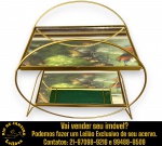 BANDEJA EXECUTADA EM METAL DOURADO, MODELO RODA GIGANTE, DOIS ESTÁGIOS COM FUNDOS ESPELHADOS, MEDINDO 31 X 34 X 16 CM. APRESENTAM MARCAS DO TEMPO, USO E PEQUENAS IMPERFEIÇÕES SUPERFICIAIS COMPATÍVEIS COM SUA UTILIZAÇÃO E ESTADO DE CONSERVAÇÃO, CONFORME FOTOS EXTRAS. ESCLAREÇA TODAS AS DÚVIDAS ANTES DE EFETUAR SEU LANCE, QUE SERÁ CONSIDERADO IRREVOGÁVEL E IRRETRATÁVEL. CONSULTE PREVIAMENTE OS TERMOS E CONDIÇÕES DISPONÍVEIS NO SITE. CONTATO (21) 98264-3000.