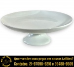 SCHMIDT - PRATO PARA BOLO E/OU DOCES EXECUTADO EM PORCELANA ESMALTADA E VITRIFICADA, APRESENTA PRATO CIRCULAR DE REBORDOS LEVEMENTE ELEVADOS, ASSENTADO SOBRE PEDESTAL CÔNICO DE BASE EVASÊ, MEDINDO 10 X 30 X 30 CM. APRESENTA MARCAS DO TEMPO, USO E PEQUENAS IMPERFEIÇÕES SUPERFICIAIS COMPATÍVEIS COM SUA UTILIZAÇÃO E ESTADO DE CONSERVAÇÃO, CONFORME FOTOS EXTRAS. ESCLAREÇA TODAS AS DÚVIDAS ANTES DE EFETUAR SEU LANCE, QUE SERÁ CONSIDERADO IRREVOGÁVEL E IRRETRATÁVEL. CONSULTE PREVIAMENTE OS TERMOS E CONDIÇÕES DISPONÍVEIS NO SITE. CONTATO (21) 98264-3000.