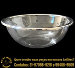 RIVA - SALADEIRA EXECUTADA EM VIDRO TRANSLÚCIDO, APRESENTA CORPO SEMIESFÉRICO ORNADO NA PORÇÃO SUPERIOR POR LARGO ANEL PERIFÉRICO EM BORDA DE AÇO INOXIDÁVEL 18/10, MEDINDO 11 X 30 X 30 CM. APRESENTA MARCAS DO TEMPO, USO E PEQUENAS IMPERFEIÇÕES SUPERFICIAIS COMPATÍVEIS COM SUA UTILIZAÇÃO E ESTADO DE CONSERVAÇÃO, CONFORME FOTOS EXTRAS. ESCLAREÇA TODAS AS DÚVIDAS ANTES DE EFETUAR SEU LANCE, QUE SERÁ CONSIDERADO IRREVOGÁVEL E IRRETRATÁVEL. CONSULTE PREVIAMENTE OS TERMOS E CONDIÇÕES DISPONÍVEIS NO SITE. CONTATO (21) 98264-3000.