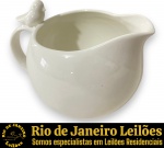 WOLFF — LEITEIRA, PARTE DE SERVIÇO DE MESA, LINHA BIRDS, EXECUTADA EM PORCELANA ESMALTADA E VITRIFICADA, CORPO BOJUDO, ALÇA ANATÔMICA ORNAMENTADA COM ESCULTURA, REPRESENTANDO PÁSSARO, BICO RETO COM PONTA CURVA, DITA BICO DE PATO, MEDINDO 8 X 12 X 8 CM. APRESENTA MARCAS DO TEMPO, USO E PEQUENAS IMPERFEIÇÕES SUPERFICIAIS COMPATÍVEIS COM SUA UTILIZAÇÃO E ESTADO DE CONSERVAÇÃO, CONFORME FOTOS EXTRAS. ESCLAREÇA TODAS AS DÚVIDAS ANTES DE EFETUAR SEU LANCE, QUE SERÁ CONSIDERADO IRREVOGÁVEL E IRRETRATÁVEL. CONSULTE PREVIAMENTE OS TERMOS E CONDIÇÕES DISPONÍVEIS NO SITE. CONTATO (21) 98264-3000.