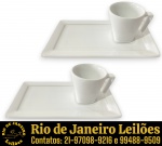 TOK&STOK BY OXFORD — CONJUNTO PARA CAFÉ, MODELO PLATEAU EXECUTADO EM PORCELANA ESMALTADA E VITRIFICADA. COMPOSTO POR QUATRO PEÇAS, SENDO: DUAS XÍCARAS COM FORMATO CÔNICO DE LINHAS RETAS, ALÇA QUADRADA, MEDINDO 6 X 8 X 6 CM CADA E SEUS RESPECTIVOS PIRES-BANDEJAS, DITOS GOURMET, MEDINDO 19 X 11 CM CADA. APRESENTAM MARCAS DO TEMPO, USO E PEQUENAS IMPERFEIÇÕES SUPERFICIAIS COMPATÍVEIS COM SUA UTILIZAÇÃO E ESTADO DE CONSERVAÇÃO, CONFORME FOTOS EXTRAS. ESCLAREÇA TODAS AS DÚVIDAS ANTES DE EFETUAR SEU LANCE, QUE SERÁ CONSIDERADO IRREVOGÁVEL E IRRETRATÁVEL. CONSULTE PREVIAMENTE OS TERMOS E CONDIÇÕES DISPONÍVEIS NO SITE. CONTATO (21) 98264-3000.