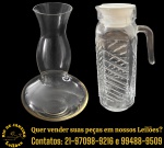 CONJUNTO PARA BEBIDAS, PARTE DE SERVIÇO DE MESA, EXECUTADO EM VIDRO TRANSLÚCIDO, MARCAS E PROCEDÊNCIAS DIVERSAS COMPOSTO POR DUAS PEÇAS, SENDO: DECANTER, CORPO BALAUSTRADO, MEDINDO 26 X 15 CM E JARRA, MARCA NADIR FIGUEIREDO, BICO CURVO, ALÇA LATERAL, ACOMPANHADA DE TAMPA EM MATERIA PLÁSTICO,  MEDINDO 24 X 12 X 9 CM. APRESENTAM MARCAS DO TEMPO, USO E PEQUENAS IMPERFEIÇÕES SUPERFICIAIS COMPATÍVEIS COM SUA UTILIZAÇÃO E ESTADO DE CONSERVAÇÃO, CONFORME FOTOS EXTRAS. ESCLAREÇA TODAS AS DÚVIDAS ANTES DE EFETUAR SEU LANCE, QUE SERÁ CONSIDERADO IRREVOGÁVEL E IRRETRATÁVEL. CONSULTE PREVIAMENTE OS TERMOS E CONDIÇÕES DISPONÍVEIS NO SITE. CONTATO (21) 98264-3000.