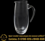 JARRA PARA BEBIDAS EXECUTADA EM DEMI CRISTAL, BICO CURVO, ALÇA LATERAL, MEDINDO 25 X 16 X 11 CM. APRESENTA MARCAS DO TEMPO, USO E PEQUENAS IMPERFEIÇÕES SUPERFICIAIS COMPATÍVEIS COM SUA UTILIZAÇÃO E ESTADO DE CONSERVAÇÃO, CONFORME FOTOS EXTRAS. ESCLAREÇA TODAS AS DÚVIDAS ANTES DE EFETUAR SEU LANCE, QUE SERÁ CONSIDERADO IRREVOGÁVEL E IRRETRATÁVEL. CONSULTE PREVIAMENTE OS TERMOS E CONDIÇÕES DISPONÍVEIS NO SITE. CONTATO (21) 98264-3000.