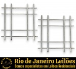 CONJUNTO DE DESCANSOS E/OU SUPORTES PARA PANELAS E TRAVESSAS EXECUTADOS EM GROSSO METAL CROMADO COM ESTRUTURA VAZADA, ESTILO GRELHA, PELA INTERSECÇÃO DE HASTES METÁLICAS GEOMÉTRICAS PARALELAS, MEDINDO 19 CM CADA.
