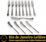 HAMPTON SIGNATURE - CONJUNTO, PARTE DE FAQUEIRO, MADE IN USA, EXECUTADO EM AÇO INOXIDÁVEL 18/10 COMPOSTO POR TREZE (13) PEÇAS, SENDO: OITO (8) GARFOS PARA PEIXE, FCA PARA PEIXE E QUATRO (4) ESPÁTULAS CILÍNDRICAS COM LÂMINA ARREDONDADA PARA MANTEIGA E/OU PASTAS. APRESENTAM MARCAS DO TEMPO, USO E PEQUENAS IMPERFEIÇÕES SUPERFICIAIS COMPATÍVEIS COM SUA UTILIZAÇÃO E ESTADO DE CONSERVAÇÃO, CONFORME FOTOS EXTRAS. ESCLAREÇA TODAS AS DÚVIDAS ANTES DE EFETUAR SEU LANCE, QUE SERÁ CONSIDERADO IRREVOGÁVEL E IRRETRATÁVEL. CONSULTE PREVIAMENTE OS TERMOS E CONDIÇÕES DISPONÍVEIS NO SITE. CONTATO (21) 98264-3000.