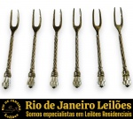 CONJUNTO DE GARFOS PARA PETISCOS E/OU APERITIVOS, IDEIAIS PARA COMPOR MESAS DE DEGUSTAÇÃO, EXECUTADOS EM METAL ESPELHADO, APRESENTAM HASTES COM DETALHE TORCIDO, AO GOSTO SALOMÔNICO, PONTEIRA ADORNADA COM CRISTAL FACETADO TRANSLÚCIDO COMPOSTO POR SEIS (6) PEÇAS, MEDINDO 11 CM CADA. APRESENTAM MARCAS DO TEMPO, USO E PEQUENAS IMPERFEIÇÕES SUPERFICIAIS COMPATÍVEIS COM SUA UTILIZAÇÃO E ESTADO DE CONSERVAÇÃO, CONFORME FOTOS EXTRAS. ESCLAREÇA TODAS AS DÚVIDAS ANTES DE EFETUAR SEU LANCE, QUE SERÁ CONSIDERADO IRREVOGÁVEL E IRRETRATÁVEL. CONSULTE PREVIAMENTE OS TERMOS E CONDIÇÕES DISPONÍVEIS NO SITE. CONTATO (21) 98264-3000.