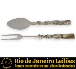 CONJUNTO PARA COMES E BEBES, IDEAL PARA QUEIJOS, PETISCOS E/OU PASTAS, EXECUTADO EM METAL, POSSIVELMENTE ESPESSURADO À PRATA, COM ORNAMENTAÇÃO TRABALHADA EM RELEVO NOS CABOS COMPOSTO POR DUAS PEÇAS, MEDINDO 16 CM, SENDO: GARFO E ESPATÚLA. APRESENTAM MARCAS DO TEMPO, USO E PEQUENAS IMPERFEIÇÕES SUPERFICIAIS COMPATÍVEIS COM SUA UTILIZAÇÃO E ESTADO DE CONSERVAÇÃO, CONFORME FOTOS EXTRAS. ESCLAREÇA TODAS AS DÚVIDAS ANTES DE EFETUAR SEU LANCE, QUE SERÁ CONSIDERADO IRREVOGÁVEL E IRRETRATÁVEL. CONSULTE PREVIAMENTE OS TERMOS E CONDIÇÕES DISPONÍVEIS NO SITE. CONTATO (21) 98264-3000.