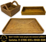 CONJUNTO ORGANIZADOR, PARTE DE SERVIÇO DE MESA, EXECUTADO EM RATTAN NATURAL TRANÇADO À MÃO, COMPOSTO POR TRÊS PEÇAS COMPLEMENTARES COM FUNÇÕES ESPECÍFICAS DE ORGANIZAÇÃO E DECORAÇÃO, SENDO: BANDEJA, MEDINDO 3 X 44 X 34 CM; BANDEJA, MEDINDO 5 X 32 X 15 CM E PORTA-GUARDANAPOS, MEDINDO 12 X 17 X 17 CM. APRESENTAM MARCAS DO TEMPO, USO E PEQUENAS IMPERFEIÇÕES SUPERFICIAIS COMPATÍVEIS COM SUA UTILIZAÇÃO E ESTADO DE CONSERVAÇÃO, CONFORME FOTOS EXTRAS. ESCLAREÇA TODAS AS DÚVIDAS ANTES DE EFETUAR SEU LANCE, QUE SERÁ CONSIDERADO IRREVOGÁVEL E IRRETRATÁVEL. CONSULTE PREVIAMENTE OS TERMOS E CONDIÇÕES DISPONÍVEIS NO SITE. CONTATO (21) 98264-3000.