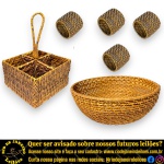 CONJUNTO ORGANIZADOR, PARTE DE SERVIÇO DE MESA, EXECUTADO EM RATTAN NATURAL TRANÇADO À MÃO, COMPOSTO POR SEIS PEÇAS COMPLEMENTARES COM FUNÇÕES ESPECÍFICAS DE ORGANIZAÇÃO E DECORAÇÃO, SENDO: QUATRO ARGOLAS PARA GUARDANAPOS, MEDINDO 5 X 5 CM CADA; CESTA PARA PÃES, MEDINDO 8 X 21 CM E PORTA- TALHERES, MEDINDO 24 X 16 X 16 CM. APRESENTAM MARCAS DO TEMPO, USO E PEQUENAS IMPERFEIÇÕES SUPERFICIAIS COMPATÍVEIS COM SUA UTILIZAÇÃO E ESTADO DE CONSERVAÇÃO, CONFORME FOTOS EXTRAS. ESCLAREÇA TODAS AS DÚVIDAS ANTES DE EFETUAR SEU LANCE, QUE SERÁ CONSIDERADO IRREVOGÁVEL E IRRETRATÁVEL. CONSULTE PREVIAMENTE OS TERMOS E CONDIÇÕES DISPONÍVEIS NO SITE. CONTATO (21) 98264-3000.