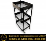 CARRINHO ORGANIZADOR MULTIUSO EXECUTADO EM METAL COM PINTURA EPÓXI, APRESENTA ESTRUTURA COM TRÊS PRATELEIRAS EM FORMATO DE BANDEJAS COM BORDAS ELEVADAS E FUNDO EM TELA ARAMADA VAZADA. DISPÕE DE SISTEMA LATERAL ARTICULÁVEL QUE PERMITE O REBATIMENTO E FECHAMENTO DO PRODUTO, ASSENTADO SOBRE QUATRO RODÍZIOS MÓVEIS (RODINHAS) NA BASE, MEDINDO 77 X 45 X 30 CM. APRESENTAM MARCAS DO TEMPO, USO E PEQUENAS IMPERFEIÇÕES SUPERFICIAIS COMPATÍVEIS COM SUA UTILIZAÇÃO E ESTADO DE CONSERVAÇÃO, CONFORME FOTOS EXTRAS. ESCLAREÇA TODAS AS DÚVIDAS ANTES DE EFETUAR SEU LANCE, QUE SERÁ CONSIDERADO IRREVOGÁVEL E IRRETRATÁVEL. CONSULTE PREVIAMENTE OS TERMOS E CONDIÇÕES DISPONÍVEIS NO SITE. CONTATO (21) 98264-3000.