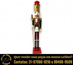 BONECO EXECUTADO EM MADEIRA PINTADA E POLICROMADA, REPRESENTANDO SOLDADO QUEBRA-NOZES, APRESENTA DETALHES EM GLITTER, TRAJANDO CASACA COM COLETE  ORNADO POR PEQUENOS CRISTAIS APLICADOS E CINTO COM FIVELA, CABEÇA COM COROA INTEGRADA POR GEMA SINTÉTICA CENTRAL, DOTADO DE CABELOS E BARBA EM FIOS SINTÉTICOS, SEGURA CETRO ALONGADO COMPLEMENTADO POR CALÇAS E BOTAS PRETAS COM DETALHES CRUZADOS DOURADOS, ASSENTADO SOBRE BASE QUADRANGULAR COM FILETES, MEDINDO 92 CM. APRESENTA MARCAS DO TEMPO, USO E PEQUENAS IMPERFEIÇÕES SUPERFICIAIS COMPATÍVEIS COM SUA UTILIZAÇÃO E ESTADO DE CONSERVAÇÃO, CONFORME FOTOS EXTRAS. ESCLAREÇA TODAS AS DÚVIDAS ANTES DE EFETUAR SEU LANCE, QUE SERÁ CONSIDERADO IRREVOGÁVEL E IRRETRATÁVEL. CONSULTE PREVIAMENTE OS TERMOS E CONDIÇÕES DISPONÍVEIS NO SITE. CONTATO (21) 98264-3000.