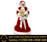 BONECA EXECUTADA EM MATERIAIS DIVERSOS, REPRESENTANDO MAMÃE NOEL, TRAJANDO VESTIMENTAS EM VELUDO VERMELHO COM ACABAMENTO EM PELÚCIA BRANCA, ORNADA POR GRANDE LAÇO DE CETIM  NA CINTURA E GORRO COORDENADO COM DETALHE DE FOLHAS E FRUTOS DE ARVOREDO NATALINO, DETALHE DE ÓCULOS DE GRAU COM ARMAÇÃO, SEGURANDO EM SUAS MÃOS CAIXA DE PRESENTE REVESTIDA EM PAPEL COM LAÇO COORDENADO, MEDINDO 64 CM. APRESENTA MARCAS DO TEMPO, USO E PEQUENAS IMPERFEIÇÕES SUPERFICIAIS COMPATÍVEIS COM SUA UTILIZAÇÃO E ESTADO DE CONSERVAÇÃO, CONFORME FOTOS EXTRAS. ESCLAREÇA TODAS AS DÚVIDAS ANTES DE EFETUAR SEU LANCE, QUE SERÁ CONSIDERADO IRREVOGÁVEL E IRRETRATÁVEL. CONSULTE PREVIAMENTE OS TERMOS E CONDIÇÕES DISPONÍVEIS NO SITE. CONTATO (21) 98264-3000.