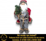 BONECO EXECUTADO EM MATERIAIS DIVERSOS, REPRESENTANDO PAPAI NOEL DE ESTILO RÚSTICO NÓRDICO, TRAJANDO CASACO EM VELUDO COM ACABAMENTO EM PELE SINTÉTICA E FILETES DE CORDA, SOBRE SUÉTER COM PADRONAGEM GEOMÉTRICA E CALÇAS DE FELTRO CINZA. CABEÇA DOTADA DE LONGA BARBA, GORRO COORDENADO E ÓCULOS DE GRAU COM ARMAÇÃO METÁLICA, SEGURA EM UMA DAS MÃOS MINI ARVOREDO NATALINO DECORADO COM PINHAS E FRUTOS SILVESTRES, E NA OUTRA, CORDA COM CHOCALHOS/SINO METÁLICOS DEPENDURADOS, COMPLEMENTADO POR BOTAS EM PELE SINTÉTICA COM AMARRAÇÃO EM CORDA, MEDINDO 64 X 30 CM. APRESENTA MARCAS DO TEMPO, USO E PEQUENAS IMPERFEIÇÕES SUPERFICIAIS COMPATÍVEIS COM SUA UTILIZAÇÃO E ESTADO DE CONSERVAÇÃO, CONFORME FOTOS EXTRAS. ESCLAREÇA TODAS AS DÚVIDAS ANTES DE EFETUAR SEU LANCE, QUE SERÁ CONSIDERADO IRREVOGÁVEL E IRRETRATÁVEL. CONSULTE PREVIAMENTE OS TERMOS E CONDIÇÕES DISPONÍVEIS NO SITE. CONTATO (21) 98264-3000.