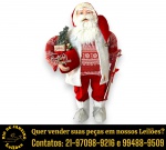 BONECO EXECUTADO EM MATERIAIS DIVERSOS, REPRESENTANDO PAPAI NOEL ESQUIADOR DE ESTILO NÓRDICO, TRAJANDO SUÉTER DE TRICÔ COM PADRONAGEM GEOMÉTRICA NATALINA, COLETE EM TEXTURA DE LÃ CARNEIRINHO SINTÉTICA E CALÇAS EM VELUDO, CABEÇA DOTADA DE LONGA BARBA E GORRO DE VELUDO COORDENADO COM PONTA CAÍDA E DETALHE DE SINO METALIZADO, SEGURA EM UM DOS BRAÇOS GRANDE SACO DE PRESENTES EM VELUDO COM A INSCRIÇÃO MERRY CHRISTMAS, ORNADO POR MINI ARVOREDO E PEQUENO EMBRULHO, TRAZENDO NA OUTRA MÃO PAR DE ESQUIS EM MADEIRA PINTADA COM LAÇO DE CETIM COORDENADO, COMPLEMENTADO POR BOTAS EM TEXTURA DE LÃ SINTÉTICA COM AMARRAÇÃO EM FIOS, MEDINDO 115 X 65 CM. APRESENTA MARCAS DO TEMPO, USO E PEQUENAS IMPERFEIÇÕES SUPERFICIAIS COMPATÍVEIS COM SUA UTILIZAÇÃO E ESTADO DE CONSERVAÇÃO, CONFORME FOTOS EXTRAS. ESCLAREÇA TODAS AS DÚVIDAS ANTES DE EFETUAR SEU LANCE, QUE SERÁ CONSIDERADO IRREVOGÁVEL E IRRETRATÁVEL. CONSULTE PREVIAMENTE OS TERMOS E CONDIÇÕES DISPONÍVEIS NO SITE. CONTATO (21) 98264-3000.