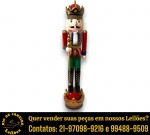 BONECO EXECUTADO EM MADEIRA PINTADA E POLICROMADA, REPRESENTANDO SOLDADO QUEBRA-NOZES, TRAJANDO CASACA COM DETALHES COLORIDOS, COLETE ADORNADO POR SÍMBOLO DE FLOR DE LIS NA BASE E CALÇAS, CABEÇA TRABALHADA COM BIGODE PRETO, CABELOS E BARBA EM FIOS SINTÉTICOS, PORTANDO COROA INTEGRADA POR GEMA SINTÉTICA CENTRAL, SEGURA EM UMA DAS MÃOS CETRO ALONGADO COM DETALHES REVESTIDOS, SENDO COMPLEMENTADO POR BOTAS COM DETALHES CRUZADOS EM RELEVO, ASSENTADO SOBRE BASE CIRCULAR DECORATIVA EM FORMATO DE COROA INVERTIDA COM APLIQUE DE PEQUENOS CRISTAIS, MEDINDO 92 CM. APRESENTA MARCAS DO TEMPO, USO E PEQUENAS IMPERFEIÇÕES SUPERFICIAIS COMPATÍVEIS COM SUA UTILIZAÇÃO E ESTADO DE CONSERVAÇÃO, CONFORME FOTOS EXTRAS. ESCLAREÇA TODAS AS DÚVIDAS ANTES DE EFETUAR SEU LANCE, QUE SERÁ CONSIDERADO IRREVOGÁVEL E IRRETRATÁVEL. CONSULTE PREVIAMENTE OS TERMOS E CONDIÇÕES DISPONÍVEIS NO SITE. CONTATO (21) 98264-3000.