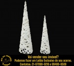 CONJUNTO DE ÁRVORES DE NATAL ESTILIZADAS EXECUTADAS EM METAL REVESTIDAS POR LINHAS DE ALGODÃO, APRESENTAM ILUMINAÇÃO COM FUNCIONAMENTO À PILHAS COMPOSTO POR DUAS PEÇAS, SENDO: UMA, MEDINDO 60 X 20 CM E UMA, MEDINDO 80 X 25 CM. NÃO ACOMPANHAM AS PILHAS. TRATA-SE DE PEÇA ELETROELETRÔNICA USADA, PODENDO ESTAR INSTALADO OU NÃO, SENDO QUE EVENTUAIS TESTES E VERIFICAÇÕES REALIZADOS DURANTE A CATALOGAÇÃO REFLETEM APENAS AS CONDIÇÕES OBSERVADAS NAQUELE MOMENTO, CONFORME FOTOS EXTRAS. TODAVIA, EM RAZÃO DE DESINSTALAÇÃO, MANUSEIO, TRANSPORTE, ARMAZENAMENTO E NOVA INSTALAÇÃO, NÃO OFERECEMOS QUALQUER TIPO DE GARANTIA DE FUNCIONAMENTO APÓS A RETIRADA E/OU ENTREGA, DEVENDO O ARREMATANTE CONSIDERAR TAIS CONDIÇÕES PREVIAMENTE À ARREMATAÇÃO. ESCLAREÇA TODAS AS DÚVIDAS ANTES DE EFETUAR SEU LANCE, QUE SERÁ CONSIDERADO IRREVOGÁVEL E IRRETRATÁVEL. CONSULTE PREVIAMENTE OS TERMOS E CONDIÇÕES DISPONÍVEIS NO SITE. CONTATO (21) 98264-3000.