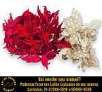 CONJUNTO DE FLORES ARTIFICIAIS NATALINAS EXECUTADAS EM MATERIAIS, MARCAS, MODELOS, MEDIDAS, FORMATOS E PROCEDÊNCIAS DIVERSOS COMPOSTO VINTE (20) PEÇAS, SENDO: TREZE (13), REPRESENTANDO FLORES DE POINSETTIA EM TECIDO VELUDO COM ACABAMENTO EM GLITTER COORDENADO E MIOLO COM PEQUENAS BAGAS E SETE (7) COM FOLHAGENS EM TECIDO TIPO JUTA E ALGODÃO, ADORNADAS POR PADRONAGEM DE POÁ, BORDAS COM GLITTER DOURADO E MIOLO DE BAGAS METALIZADAS. APRESENTAM MARCAS DO TEMPO, USO E PEQUENAS IMPERFEIÇÕES SUPERFICIAIS COMPATÍVEIS COM SUA UTILIZAÇÃO E ESTADO DE CONSERVAÇÃO, CONFORME FOTOS EXTRAS. ESCLAREÇA TODAS AS DÚVIDAS ANTES DE EFETUAR SEU LANCE, QUE SERÁ CONSIDERADO IRREVOGÁVEL E IRRETRATÁVEL. CONSULTE PREVIAMENTE OS TERMOS E CONDIÇÕES DISPONÍVEIS NO SITE. CONTATO (21) 98264-3000.
