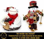 CONJUNTO DE BONECOS DE MESA, IDEAIS PARA ENFEITES NATALINOS, EXECUTADOS EM MATERIAIS COM ENCHIMENTOS MACIOS, MARCAS, MODELOS E PROCEDÊNCIAS DIVERSOS, REPRESENTANDO PERSONAGENS CLÁSSICOS DE NATAL, COMPOSTO POR DUAS PEÇAS, SENDO: UM, REPRESENTANDO BONECO DE NEVE ESQUIADOR, APRESENTA CARTOLA EM PADRÃO XADREZ, CASACO EM TECIDO DE JUTA COM BOTÕES, CACHECOL EM TRICÔ, BOTAS TEXTURIZADAS E DUAS VARAS DE ESQUI COM ESQUIS DE MADEIRA ACOPLADOS À BASE, MEDINDO 30 CM E UM, REPRESENTANDO BONECO DE NEVE ESTILIZADO, COM CORPO REVESTIDO POR TEXTURA FLOCADA, BASE DECORADA COM MINI PINHAS NATURAIS REUNIDAS, CACHECOL DE TRICÔ, PEQUENO GORRO, FIOS RÍGIDOS SIMULANDO BIGODES E TRAZ NAS MÃOS UM SACO DE JUTA COM RAMOS NATALINOS E ARREMATES DE FRUTAS SINTÉTICAS, MEDINDO 24 CM, AMBOS COM ESTRUTURA PARA SUSTENTAÇÃO EM SUPERFÍCIES PLANAS. APRESENTAM MARCAS DO TEMPO, USO E PEQUENAS IMPERFEIÇÕES SUPERFICIAIS COMPATÍVEIS COM SUA UTILIZAÇÃO E ESTADO DE CONSERVAÇÃO, CONFORME FOTOS EXTRAS. ESCLAREÇA TODAS AS DÚVIDAS ANTES DE EFETUAR SEU LANCE, QUE SERÁ CONSIDERADO IRREVOGÁVEL E IRRETRATÁVEL. CONSULTE PREVIAMENTE OS TERMOS E CONDIÇÕES DISPONÍVEIS NO SITE. CONTATO (21) 98264-3000.