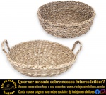 CONJUNTO DE CESTOS EXECUTADOS EM FIBRA NATURAL TRANÇADA COMPOSTO POR DUAS PEÇAS, SENDO: UM EM FORMATO ARREDONDADO COM TRAMA FECHADA E ACABAMENTO RÚSTICO, MEDINDO 13 X 35 CM E UM EM FORMATO ARREDONDADO,  DUAS ALÇAS LATERAIS TRANÇADAS INTEGRADAS E ACABAMENTO EM TRANÇA EM SUA BORDA SUPERIOR, MEDINDO 11 X 40 CM. APRESENTAM MARCAS DO TEMPO, USO E PEQUENAS IMPERFEIÇÕES SUPERFICIAIS COMPATÍVEIS COM SUA UTILIZAÇÃO E ESTADO DE CONSERVAÇÃO, CONFORME FOTOS EXTRAS. ESCLAREÇA TODAS AS DÚVIDAS ANTES DE EFETUAR SEU LANCE, QUE SERÁ CONSIDERADO IRREVOGÁVEL E IRRETRATÁVEL. CONSULTE PREVIAMENTE OS TERMOS E CONDIÇÕES DISPONÍVEIS NO SITE. CONTATO (21) 98264-3000.