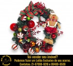 GUIRLANDA, ESTRUTURA COM RAMAGENS DE PINHEIRO ARTIFICIAL, ORNAMENTADA COM ELEMENTOS FESTIVOS DIVERSOS, APRESENTA UM GRANDE LAÇO EM TECIDO RÚSTICO XADREZ COM DETALHES, RAMOS DE FRUTAS SINTÉTICAS (BERRIES), PINHA NATURAL E GRANDE VARIEDADE DE BOLAS NATALINAS EM DIFERENTES TAMANHOS E REVESTIMENTOS, DESTACA-SE A PRESENÇA DE BONECO DE BISCOITO GINGERBREAD EM FELTRO E TECIDO COM DETALHES BORDADOS, FIXADO À DIREITA, MEDINDO 60 CM. APRESENTA MARCAS DO TEMPO, USO E PEQUENAS IMPERFEIÇÕES SUPERFICIAIS COMPATÍVEIS COM SUA UTILIZAÇÃO E ESTADO DE CONSERVAÇÃO, CONFORME FOTOS EXTRAS. ESCLAREÇA TODAS AS DÚVIDAS ANTES DE EFETUAR SEU LANCE, QUE SERÁ CONSIDERADO IRREVOGÁVEL E IRRETRATÁVEL. CONSULTE PREVIAMENTE OS TERMOS E CONDIÇÕES DISPONÍVEIS NO SITE. CONTATO (21) 98264-3000.