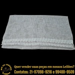 TOALHA DE MESA CONFECCIONADA TECIDO DE TRAMA RÚSTICA E ENCORPADA ESTILO LINHÃO, COR BEGE, ACABAMENTO EM SUAS EXTREMIDADES COM APLICAÇÃO DE UM BARRADO EM RENDA TRABALHADA, COR BRANCA, COM PADRONAGEM EM ARCOS RENDILHADOS ANATÔMICOS, MEDINDO 360 X 170 CM. APRESENTA MARCAS DO TEMPO, USO E PEQUENAS IMPERFEIÇÕES SUPERFICIAIS COMPATÍVEIS COM SUA UTILIZAÇÃO E ESTADO DE CONSERVAÇÃO, CONFORME FOTOS EXTRAS. ESCLAREÇA TODAS AS DÚVIDAS ANTES DE EFETUAR SEU LANCE, QUE SERÁ CONSIDERADO IRREVOGÁVEL E IRRETRATÁVEL. CONSULTE PREVIAMENTE OS TERMOS E CONDIÇÕES DISPONÍVEIS NO SITE. CONTATO (21) 98264-3000.