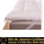 M MARTAN – PILLOW TOP PARA COLCHÃO CONFECCIONADO EM TECIDO DE ALGODÃO, COR BRANCA, APRESENTA ESTRUTURA COM ENCHIMENTO E COSTURA EM MATELASSÊ QUADRADO QUE MANTÉM A DISTRIBUIÇÃO UNIFORME DO MATERIAL INTERNO, ELÁSTICOS REFORÇADOS NAS EXTREMIDADES PARA PERFEITA FIXAÇÃO E AJUSTE RESTRITO AOS CANTOS DO COLCHÃO, IDEALIZADO PARA PROPORCIONAR UMA CAMADA EXTRA DE CONFORTO, MACIEZ E RECONFORTO AO DORMIR, ALÉM DE AUXILIAR NA PROTEÇÃO DO COLCHÃO, MEDINDO 290 X 260 CM. APRESENTA MARCAS DO TEMPO, USO, DESGASTES E/OU PEQUENAS IMPERFEIÇÕES COMPATÍVEIS COM SUA UTILIZAÇÃO E ESTADO DE CONSERVAÇÃO, CONFORME FOTOS EXTRAS. ESCLAREÇA TODAS AS DÚVIDAS ANTES DE EFETUAR SEU LANCE, QUE SERÁ CONSIDERADO IRREVOGÁVEL E IRRETRATÁVEL. CONSULTE PREVIAMENTE OS TERMOS E CONDIÇÕES DISPONÍVEIS NO SITE. CONTATO (21) 98264-3000.