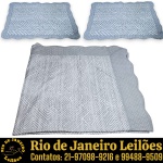 FIRST CLASS - CONJUNTO JOGO PARA CAMA, LINHA CLASSIC, CONFECCIONADO EM TECIDO 100% ALGODÃO, COR BRANCA, APRESENTANDO ELEGANTE PADRONAGEM GEOMÉTRICA DE LABIRINTOS E QUADRADOS CONCÊNTRICOS EMOLDURADO POR BARRA COM PADRONAGEM DE POÁS E LOSANGOS, COR CINZA, COMPOSTO POR TRÊS PEÇAS, SENDO: COBRE-LEITO ACOLCHOADO COM COSTURA MATELASSÊ, MEDINDO  290 X 250 CM E DOIS PORTA-TRAVESSEIROS, MEDINDO 75 X 55 CM CADA. APRESENTAM MARCAS DO TEMPO, USO, DESGASTES E/OU PEQUENAS IMPERFEIÇÕES COMPATÍVEIS COM SUA UTILIZAÇÃO E ESTADO DE CONSERVAÇÃO, CONFORME FOTOS EXTRAS. ESCLAREÇA TODAS AS DÚVIDAS ANTES DE EFETUAR SEU LANCE, QUE SERÁ CONSIDERADO IRREVOGÁVEL E IRRETRATÁVEL. CONSULTE PREVIAMENTE OS TERMOS E CONDIÇÕES DISPONÍVEIS NO SITE. CONTATO (21) 98264-3000.