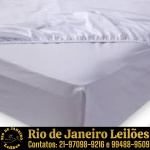 ORTOBOM - PROTETOR DE COLCHÃO CONFECCIONADO EM TECIDO 100% MALHA DE POLIÉSTER IMPERMEÁVEL, COR BRANCA, APRESNETANDO SAIA LATERAL DOTADA DE ELÁSTICO EM TODA SUA EXTENSÃO, MEDINDO 200 X 190 CM. APRESENTAM MARCAS DO TEMPO, USO, DESGASTES E/OU PEQUENAS IMPERFEIÇÕES COMPATÍVEIS COM SUA UTILIZAÇÃO E ESTADO DE CONSERVAÇÃO, CONFORME FOTOS EXTRAS. ESCLAREÇA TODAS AS DÚVIDAS ANTES DE EFETUAR SEU LANCE, QUE SERÁ CONSIDERADO IRREVOGÁVEL E IRRETRATÁVEL. CONSULTE PREVIAMENTE OS TERMOS E CONDIÇÕES DISPONÍVEIS NO SITE. CONTATO (21) 98264-3000.