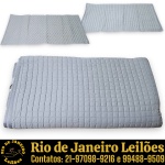 HOTEL COLLECTION BY MACYS – CONJUNTO JOGO PARA CAMA, MADE IN USA, CONFECCIONADO EM TECIDO 100% ALGODÃO COM COSTURA MATELASSÊ EM PADRÃO QUADRICULADO E PESPONTOS, COR CINZA, COMPOSTO POR TRÊS PEÇAS, SENDO: COBRE-LEITO MEDINDO  280 X 240 CM E DOIS PORTA-TRAVESSEIROS, MEDINDO 90 X 50 CM CADA. APRESENTAM MARCAS DO TEMPO, USO, DESGASTES E/OU PEQUENAS IMPERFEIÇÕES COMPATÍVEIS COM SUA UTILIZAÇÃO E ESTADO DE CONSERVAÇÃO, CONFORME FOTOS EXTRAS. ESCLAREÇA TODAS AS DÚVIDAS ANTES DE EFETUAR SEU LANCE, QUE SERÁ CONSIDERADO IRREVOGÁVEL E IRRETRATÁVEL. CONSULTE PREVIAMENTE OS TERMOS E CONDIÇÕES DISPONÍVEIS NO SITE. CONTATO (21) 98264-3000.