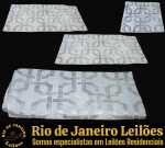 HOTEL COLLECTION BY MACYS  CONJUNTO JOGO PARA CAMA, MADE IN USA, CONFECCIONADO EM TECIDO ACETINADO, COR BRANCA, APRESENTANDO LUXUOSA ESTAMPA GEOMÉTRICA JACQUARD, COR BEGE, COMPOSTO POR CINCO PEÇAS, SENDO: COBRE-LEITO MEDINDO  280 X 240 CM; DOIS PORTA-TRAVESSEIROS, MEDINDO 90 X 50 CM CADA; CAPA PARA ALMOFADA, MEDINDO 50 X 50 CM E CAPA PARA ALMOFADA EM TECIDO TEXTURIZADO, COR BEGE, COM BORDADO FRONTAL EM LINHA COM FRASE INSPIRACIONAL, MEDINDO 50 X 35 CM. APRESENTAM MARCAS DO TEMPO, USO, DESGASTES E/OU PEQUENAS IMPERFEIÇÕES COMPATÍVEIS COM SUA UTILIZAÇÃO E ESTADO DE CONSERVAÇÃO, CONFORME FOTOS EXTRAS. ESCLAREÇA TODAS AS DÚVIDAS ANTES DE EFETUAR SEU LANCE, QUE SERÁ CONSIDERADO IRREVOGÁVEL E IRRETRATÁVEL. CONSULTE PREVIAMENTE OS TERMOS E CONDIÇÕES DISPONÍVEIS NO SITE. CONTATO (21) 98264-3000.