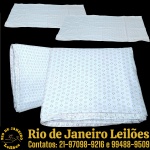 THRESHºLD BY TARGET -  CONJUNTO JOGO PARA CAMA, MADE IN USA, CONFECCIONADO EM TECIDO PLANO, COR BRANCA, COM CHARMOSA ESTAMPA CORRIDA DE MINI FLORAIS E PADRONAGENS GEOMÉTRICAS, COR OCRE, COMPOSTO POR QUATRO PEÇAS, SENDO: LENÇOL DE CIMA (VIROLA), MEDINDO  260 X 260 CM;  LENÇOL COM ELÁSTICO, MEDINDO 200 X 190 CM E DUAS FRONHAS, MEDINDO 90 X 60 CM CADA E DOIS PORTA-TRAVESSEIROS, MEDINDO 100 X 50 CM CADA. APRESENTAM MARCAS DO TEMPO, USO, DESGASTES E/OU PEQUENAS IMPERFEIÇÕES COMPATÍVEIS COM SUA UTILIZAÇÃO E ESTADO DE CONSERVAÇÃO, CONFORME FOTOS EXTRAS. ESCLAREÇA TODAS AS DÚVIDAS ANTES DE EFETUAR SEU LANCE, QUE SERÁ CONSIDERADO IRREVOGÁVEL E IRRETRATÁVEL. CONSULTE PREVIAMENTE OS TERMOS E CONDIÇÕES DISPONÍVEIS NO SITE. CONTATO (21) 98264-3000.