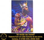 OBRA EM SILK SCREEN, EXIBINDO A ILUSTRAÇÃO DO ICÔNICO JOGADOR DE BASQUETE LEBRON JAMES VESTINDO A CAMISA DO LOS ANGELES LAKERS E PORTANDO UMA COROA DE REI, MONTADO SOBRE CHASSIS ESTRUTURAL DE MADEIRA (TRAVESSA CENTRAL E PERIMETRAL FIXADA POR GRAMPOS INDUSTRIALIZADOS), MEDINDO 143  X 95 CM. APRESENTAM MARCAS DO TEMPO, USO, DESGASTES E/OU PEQUENAS IMPERFEIÇÕES COMPATÍVEIS COM SUA UTILIZAÇÃO E ESTADO DE CONSERVAÇÃO, CONFORME FOTOS EXTRAS. ESCLAREÇA TODAS AS DÚVIDAS ANTES DE EFETUAR SEU LANCE, QUE SERÁ CONSIDERADO IRREVOGÁVEL E IRRETRATÁVEL. CONSULTE PREVIAMENTE OS TERMOS E CONDIÇÕES DISPONÍVEIS NO SITE. CONTATO (21) 98264-3000.