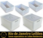 COZA BY BRINOX - CONJUNTO DE CAIXAS ORGANIZADORAS, EXECUTADAS EM POLIPROPILENO, MODELOS, MEDIDAS, FORMATOS, TAMANHOS E UTILIDADES DIVERSOS, APRESENTAM ALÇAS LATERAIS VAZADAS INTEGRADAS PARA FACILITAR O MANUSEIO E TRANSPORTE, CAPACIDADE DE 23,9L, COMPOSTO POR CINCO PEÇAS, SENDO: TRÊS, MEDINDO 22,5 X 38 X 31,5 CM E DUAS, ACOMPANHADAS POR TAMPAS REMOVÍVEIS COORDENADAS QUE POSSUEM DUAS FENDAS CENTRAIS, MEDINDO 23,5 X 38 X 31,5 CM. APRESENTAM MARCAS DO TEMPO, USO, DESGASTES E/OU PEQUENAS IMPERFEIÇÕES COMPATÍVEIS COM SUA UTILIZAÇÃO E ESTADO DE CONSERVAÇÃO, CONFORME FOTOS EXTRAS. ESCLAREÇA TODAS AS DÚVIDAS ANTES DE EFETUAR SEU LANCE, QUE SERÁ CONSIDERADO IRREVOGÁVEL E IRRETRATÁVEL. CONSULTE PREVIAMENTE OS TERMOS E CONDIÇÕES DISPONÍVEIS NO SITE. CONTATO (21) 98264-3000.