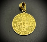 Pingente em ouro amarelo 750, medalha de São Bento, diâmetro 2,0cm, pesando 5,11g.