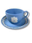 WEDGWOOD ENGLAND - XICARA DE CHÁ  E PIRES EM JASPER AZUL E BRANCO COM MOTIVOS EM ESTILO NEOCLÁSSICO, MANUFATURA NO VERSO EM BAIXO RELEVO . CURIOSIDADES: EM 1738 COMEÇARAM AS ESCAVAÇÕES DE POMPEIA E HERCULANO PRÓXIMO DE NÁPOLES NA ITÁLIA CRIANDO A PARTIR DESSA ÉPOCA, NA EUROPA, UM NOVO INTERESSE AO ESTILO NEOCLÁSSICO. EM 1759, JOSIAH WEDGWOOD FUNDOU UMA MANUFATORA DE PORCELANA INSPIRADA EM MOTIVOS DA ANTIGUIDADE CLÁSSICA, TORNANDO SUA EMPRESA CONSAGRADA MUNDIALMENTE. AS PEÇAS ERAM REALIZADAS COM UM TIPO DE MATERIAL AO QUAL FOI DADO O NOME DE JASPER