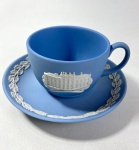 WEDGWOOD ENGLAND - XICARA DE CHÁ  E PIRES EM JASPER AZUL E BRANCO COM MOTIVOS EM ESTILO NEOCLÁSSICO, MANUFATURA NO VERSO EM BAIXO RELEVO . CURIOSIDADES: EM 1738 COMEÇARAM AS ESCAVAÇÕES DE POMPEIA E HERCULANO PRÓXIMO DE NÁPOLES NA ITÁLIA CRIANDO A PARTIR DESSA ÉPOCA, NA EUROPA, UM NOVO INTERESSE AO ESTILO NEOCLÁSSICO. EM 1759, JOSIAH WEDGWOOD FUNDOU UMA MANUFATORA DE PORCELANA INSPIRADA EM MOTIVOS DA ANTIGUIDADE CLÁSSICA, TORNANDO SUA EMPRESA CONSAGRADA MUNDIALMENTE. AS PEÇAS ERAM REALIZADAS COM UM TIPO DE MATERIAL AO QUAL FOI DADO O NOME DE JASPER