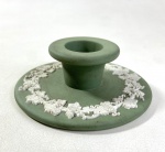 WEDGWOOD ENGLAND - CASTIÇAL EM JASPER VERDE COM MOTIVOS  DE GUIRLANDAS E FOLHAS DE PARREIRAS E UVAS. MANUFATURA NO VERSO EM BAIXO RELEVO . MEDIDAS: 3 x 9 CM. CURIOSIDADES: EM 1738 COMEÇARAM AS ESCAVAÇÕES DE POMPEIA E HERCULANO PRÓXIMO DE NÁPOLES NA ITÁLIA CRIANDO A PARTIR DESSA ÉPOCA, NA EUROPA, UM NOVO INTERESSE AO ESTILO NEOCLÁSSICO. EM 1759, JOSIAH WEDGWOOD FUNDOU UMA MANUFATORA DE PORCELANA INSPIRADA EM MOTIVOS DA ANTIGUIDADE CLÁSSICA, TORNANDO SUA EMPRESA CONSAGRADA MUNDIALMENTE. AS PEÇAS ERAM REALIZADAS COM UM TIPO DE MATERIAL AO QUAL FOI DADO O NOME DE JASPER