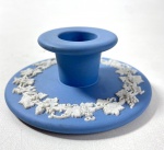 WEDGWOOD ENGLAND - CASTIÇAL EM JASPER AZUL E BRANCO WEDGWOOD ENGLAND  COM MOTIVOS  DE GUIRLANDAS E FOLHAS DE PARREIRAS E UVAS. MANUFATURA NO VERSO EM BAIXO RELEVO . MEDIDAS: 3 x 9 CM. CURIOSIDADES: EM 1738 COMEÇARAM AS ESCAVAÇÕES DE POMPEIA E HERCULANO PRÓXIMO DE NÁPOLES NA ITÁLIA CRIANDO A PARTIR DESSA ÉPOCA, NA EUROPA, UM NOVO INTERESSE AO ESTILO NEOCLÁSSICO. EM 1759, JOSIAH WEDGWOOD FUNDOU UMA MANUFATORA DE PORCELANA INSPIRADA EM MOTIVOS DA ANTIGUIDADE CLÁSSICA, TORNANDO SUA EMPRESA CONSAGRADA MUNDIALMENTE. AS PEÇAS ERAM REALIZADAS COM UM TIPO DE MATERIAL AO QUAL FOI DADO O NOME DE JASPER MANUFATURA NO VERSO EM BAIXO RELEVO . MEDIDAS: 3 x 9  CM. CURIOSIDADES: EM 1738 COMEÇARAM AS ESCAVAÇÕES DE POMPEIA E HERCULANO PRÓXIMO DE NÁPOLES NA ITÁLIA CRIANDO A PARTIR DESSA ÉPOCA, NA EUROPA, UM NOVO INTERESSE AO ESTILO NEOCLÁSSICO. EM 1759, JOSIAH WEDGWOOD FUNDOU UMA MANUFATORA DE PORCELANA INSPIRADA EM MOTIVOS DA ANTIGUIDADE CLÁSSICA, TORNANDO SUA EMPRESA CONSAGRADA MUNDIALMENTE. AS PEÇAS ERAM REALIZADAS COM UM TIPO DE MATERIAL AO QUAL FOI DADO O NOME DE JASPER