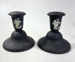 WEDGWOOD ENGLAND - PAR  DE CASTIÇAL EM JASPER PRETO E BRANCO COM MOTIVOS EM ESTILO NEOCLÁSSICO, MANUFATURA NO VERSO EM BAIXO RELEVO . MEDIDAS: 11 x 11 CM. CURIOSIDADES: EM 1738 COMEÇARAM AS ESCAVAÇÕES DE POMPEIA E HERCULANO PRÓXIMO DE NÁPOLES NA ITÁLIA CRIANDO A PARTIR DESSA ÉPOCA, NA EUROPA, UM NOVO INTERESSE AO ESTILO NEOCLÁSSICO. EM 1759, JOSIAH WEDGWOOD FUNDOU UMA MANUFATORA DE PORCELANA INSPIRADA EM MOTIVOS DA ANTIGUIDADE CLÁSSICA, TORNANDO SUA EMPRESA CONSAGRADA MUNDIALMENTE. AS PEÇAS ERAM REALIZADAS COM UM TIPO DE MATERIAL AO QUAL FOI DADO O NOME DE JASPER