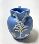 WEDGWOOD ENGLAND - PEQUENA CREMEIRA EM JASPER AZUL E  BRANCO COM MOTIVOS EM ESTILO NEOCLÁSSICO, MEDIDAS: 6,5 x 6,5 CM. CURIOSIDADES: EM 1738 COMEÇARAM AS ESCAVAÇÕES DE POMPEIA E HERCULANO PRÓXIMO DE NÁPOLES NA ITÁLIA CRIANDO A PARTIR DESSA ÉPOCA, NA EUROPA, UM NOVO INTERESSE AO ESTILO NEOCLÁSSICO. EM 1759, JOSIAH WEDGWOOD FUNDOU UMA MANUFATORA DE PORCELANA INSPIRADA EM MOTIVOS DA ANTIGUIDADE CLÁSSICA, TORNANDO SUA EMPRESA CONSAGRADA MUNDIALMENTE. AS PEÇAS ERAM REALIZADAS COM UM TIPO DE MATERIAL AO QUAL FOI DADO O NOME DE JASPER