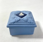 WEDGWOOD ENGLAND - CAIXINHA PORTA PÍLULAS EM JASPER AZUL E  BRANCO COM MOTIVOS EM ESTILO NEOCLÁSSICO, MEDIDAS:3,5 X 5  CM. CURIOSIDADES: EM 1738 COMEÇARAM AS ESCAVAÇÕES DE POMPEIA E HERCULANO PRÓXIMO DE NÁPOLES NA ITÁLIA CRIANDO A PARTIR DESSA ÉPOCA, NA EUROPA, UM NOVO INTERESSE AO ESTILO NEOCLÁSSICO. EM 1759, JOSIAH WEDGWOOD FUNDOU UMA MANUFATORA DE PORCELANA INSPIRADA EM MOTIVOS DA ANTIGUIDADE CLÁSSICA, TORNANDO SUA EMPRESA CONSAGRADA MUNDIALMENTE. AS PEÇAS ERAM REALIZADAS COM UM TIPO DE MATERIAL AO QUAL FOI DADO O NOME DE JASPER