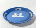 WEDGWOOD ENGLAND - CENTRINHO EM JASPER AZUL E  BRANCO COM MOTIVOS EM ESTILO NEOCLÁSSICO.  MEDIDAS: 7,5 X 10 CM. CURIOSIDADES: EM 1738 COMEÇARAM AS ESCAVAÇÕES DE POMPEIA E HERCULANO PRÓXIMO DE NÁPOLES NA ITÁLIA CRIANDO A PARTIR DESSA ÉPOCA, NA EUROPA, UM NOVO INTERESSE AO ESTILO NEOCLÁSSICO. EM 1759, JOSIAH WEDGWOOD FUNDOU UMA MANUFATORA DE PORCELANA INSPIRADA EM MOTIVOS DA ANTIGUIDADE CLÁSSICA, TORNANDO SUA EMPRESA CONSAGRADA MUNDIALMENTE. AS PEÇAS ERAM REALIZADAS COM UM TIPO DE MATERIAL AO QUAL FOI DADO O NOME DE JASPER
